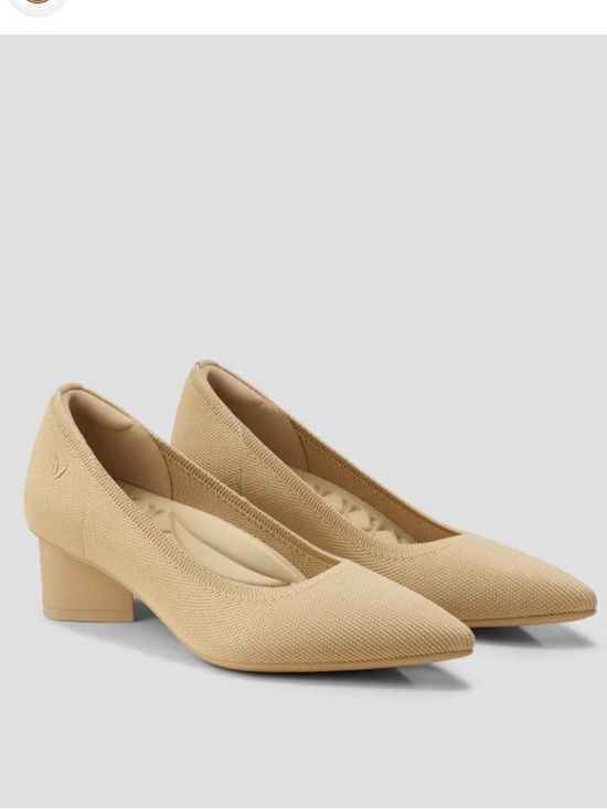 Shoes - VIVAIA Chunky Heels Tracy Pro Pointed Tan
Women's EU 39.5 US 8.5 New